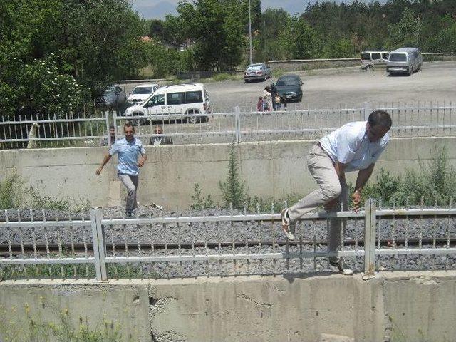 Erzurum’da 2 Metre Yüksekliğindeki İstinat Duvarına Mahalle Halkı Tepkili 1