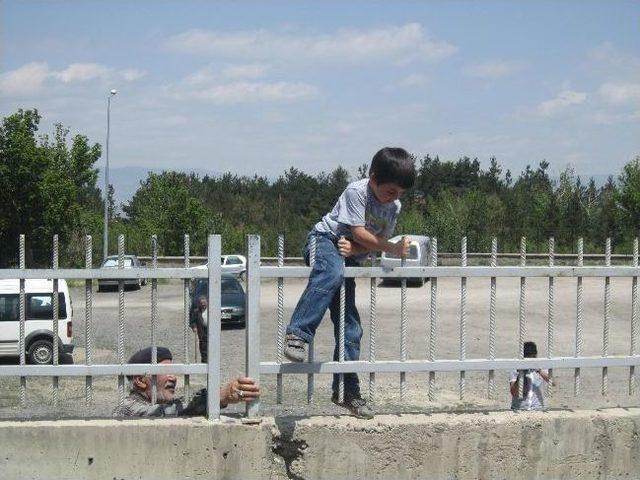 Erzurum&rsquo;da 2 Metre Y&uuml;ksekliğindeki İstinat Duvarına Mahalle Halkı Tepkili 3