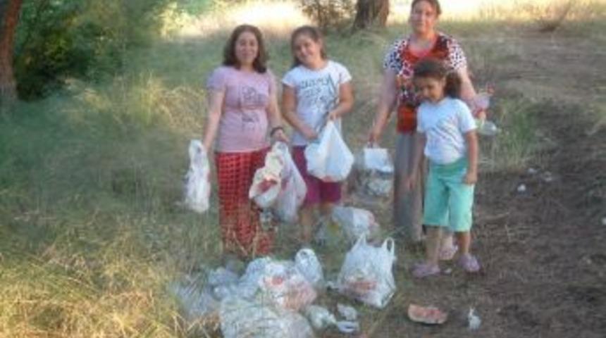 &Ccedil;evre G&ouml;n&uuml;ll&uuml;s&uuml; Vatandaşlar Piknik Yerini Temizledi
