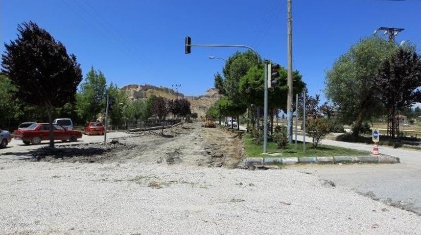 Van Kalesi&rsquo;ne Giden T&uuml;m Yollar Yenileniyor