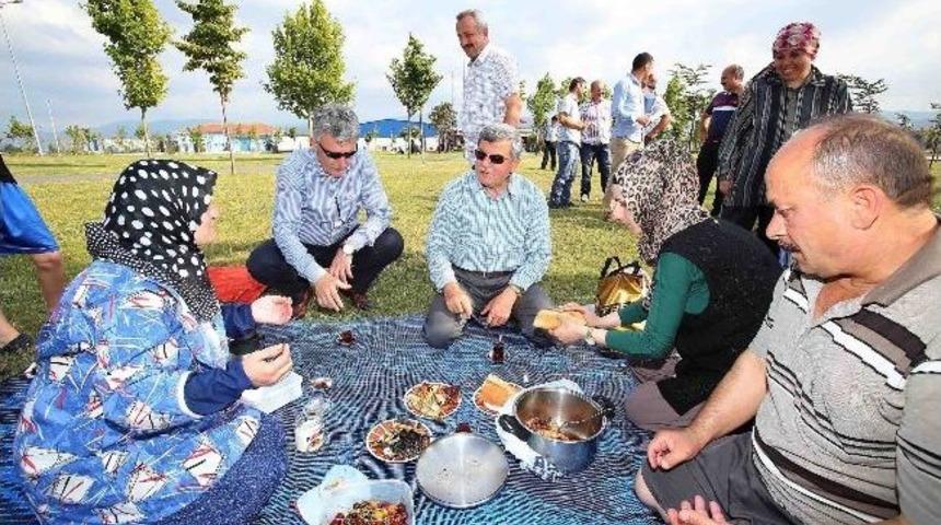 Başkan Karaosmanoğlu G&ouml;lc&uuml;k Sahili'nde