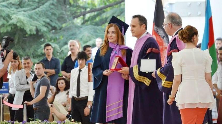 Başarısının Devamı Geldi, Üniversiteyi Birincilikle Bitirdi