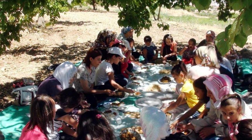 Malatya Kent Konseyi Kadın Meclisi &Uuml;yeleri Yuva &Ccedil;ocuklarıyla Piknik Yaptı