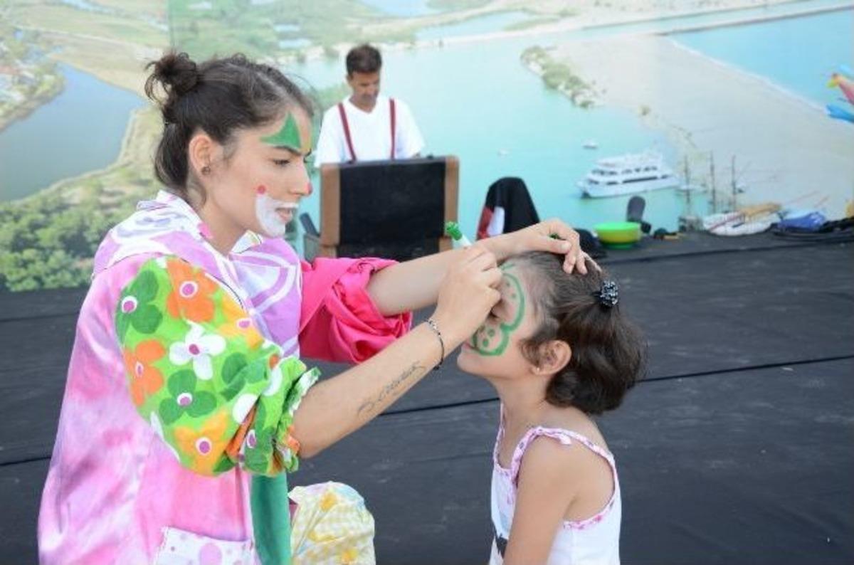 Manavgat&rsquo;ta &Ccedil;ocukların Festival Coşkusu