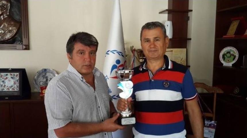 Hentbolc&uuml; Kızlar B&ouml;lge Birincisi Oldu