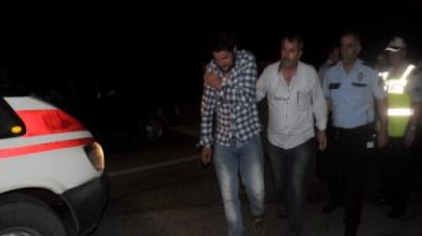 Alkoll&uuml; S&uuml;r&uuml;c&uuml; Kırmızı Işıkta Bekleyen Otomobile Arkadan &Ccedil;arptı:4 Yaralı
