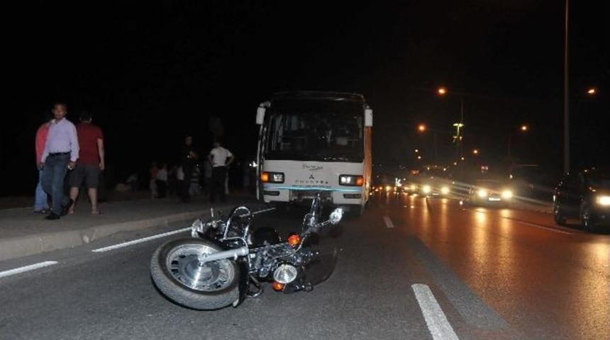 Motosiklet Otob&uuml;s&uuml;n Altına Girdi: 1 &Ouml;l&uuml;
