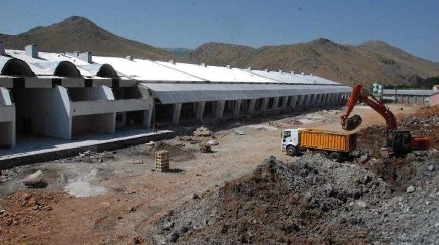 Yeni Hal Binasının &Ccedil;evre D&uuml;zenlemesi Yapılıyor