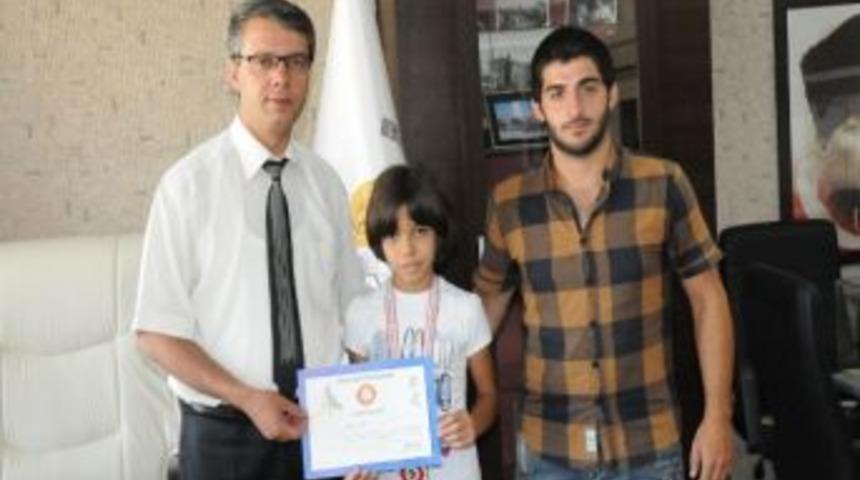 T&uuml;rkiye &Uuml;&ccedil;&uuml;nc&uuml;s&uuml; Olan Minik Judocu Başkan Ayaz&rsquo;ı Ziyaret Etti