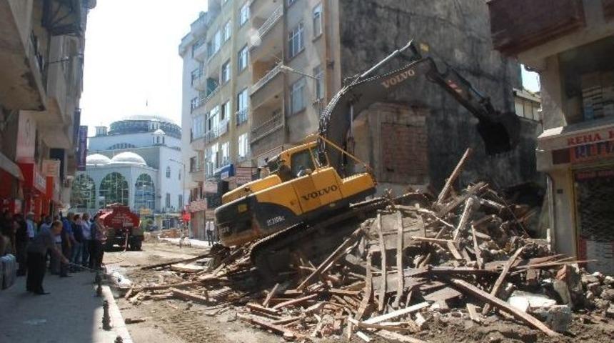 Eski Bina Yıkıldı, Yol Rahata Kavuştu
