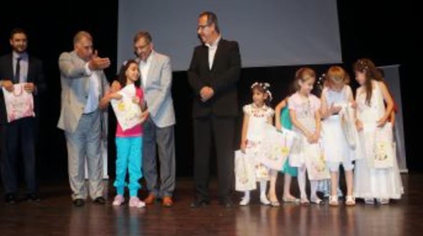 Suriyeli &Ccedil;ocukların Karne Sevinci