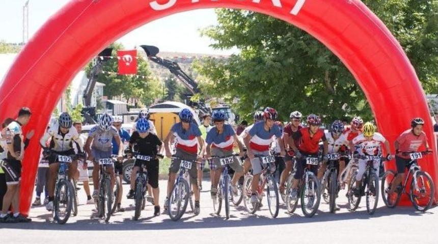 Bisiklet Yarışmasında B&uuml;y&uuml;k &Ccedil;ekişme Yaşandı