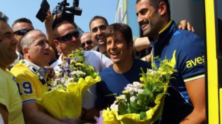 Fenerbah&ccedil;e&rsquo;ye &Ccedil;i&ccedil;ekli Karşılama