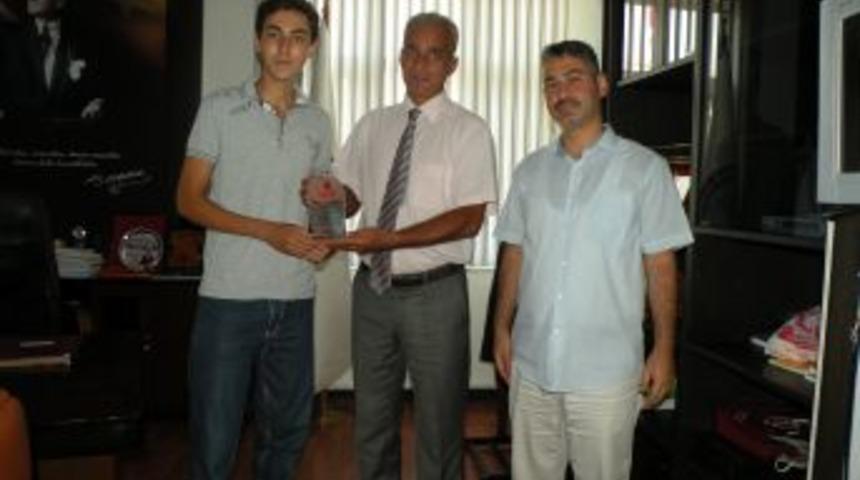 Serik Kaymakamı R&uuml;stemoğlu, LYS'de Il&ccedil;e Birincisi Olan &Ouml;ğrenciyi &Ouml;d&uuml;llendirdi