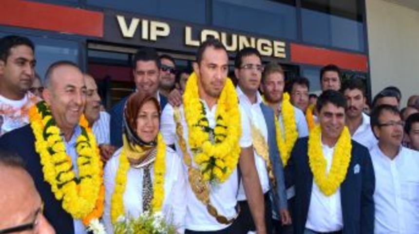 Başpehlivan Ali G&uuml;rb&uuml;z, Memleketinde Coşkuyla Karşılandı