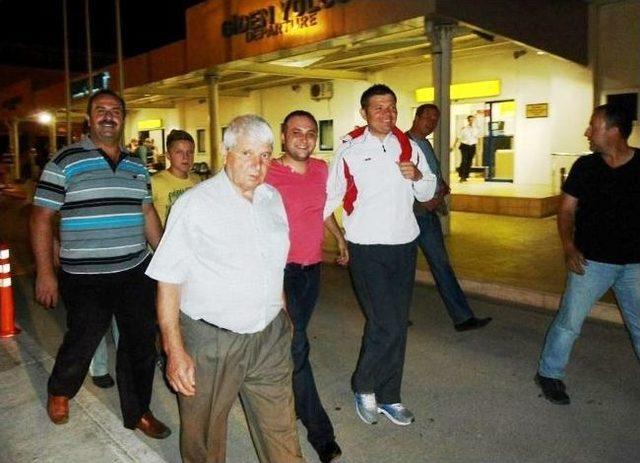 Milli Sporcu, Edremit&rsquo;te Şampiyon Gibi Karşılandı 1