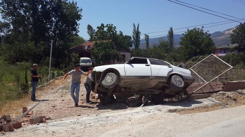 Takla Atan Otomobil Bah&ccedil;e Duvarına &Ccedil;arptı: 2 Yaralı