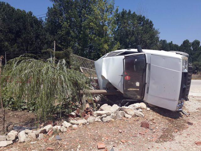 Takla Atan Otomobil Bahçe Duvarına Çarptı: 2 Yaralı