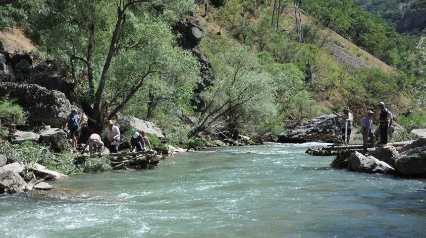 Tunceli'de K&ouml;yl&uuml;ler Kendi Imkanları Ile Yaptıkları K&ouml;pr&uuml;ye 'barış' Adını Verdi