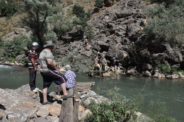 Tunceli'de Köylüler Kendi Imkanları Ile Yaptıkları Köprüye 'barış' Adını Verdi