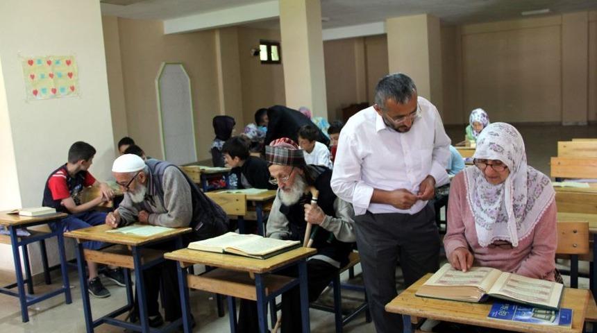 100 Yaşında Kur'an-ı Kerim &Ouml;ğreniyor