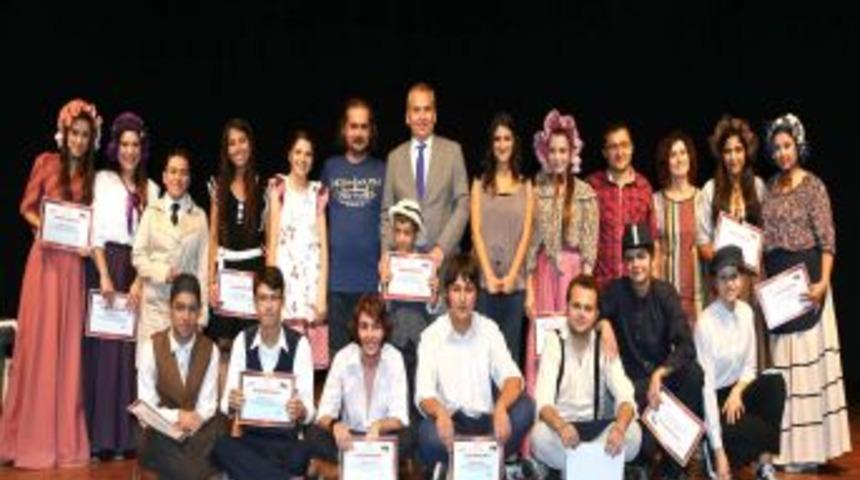 Denizli Belediyesi&rsquo;nin Gen&ccedil; Tiyatrocuları Beğeniyle Seyrediliyor