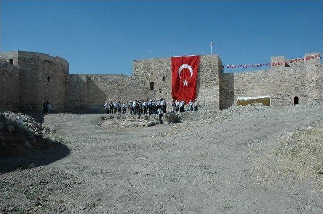 Karaman Kalesi’nde Temizlik Ve Bilimsel Kazı Çalışması