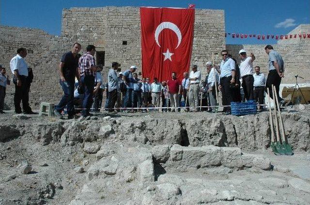 Karaman Kalesi’nde Temizlik Ve Bilimsel Kazı Çalışması