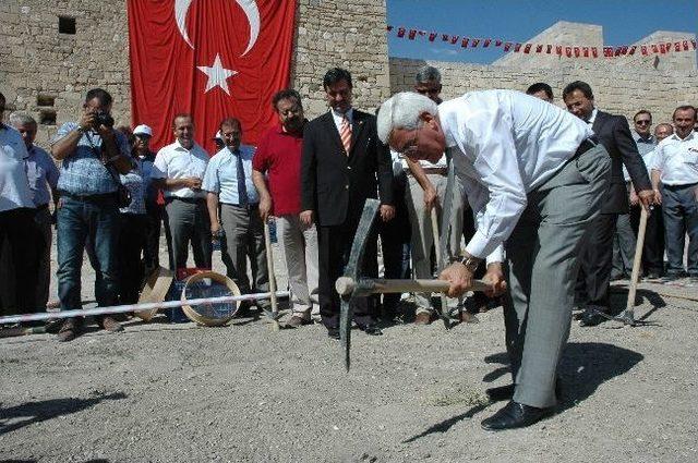 Karaman Kalesi’nde Temizlik Ve Bilimsel Kazı Çalışması