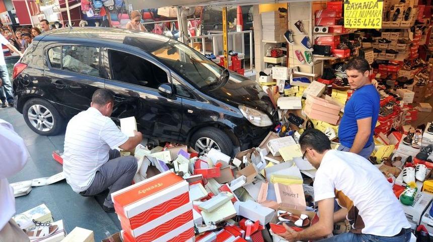 Fren Yerine Gaza Basan Kadın S&uuml;r&uuml;c&uuml;, Ayakkabı D&uuml;kk&acirc;nına Girdi