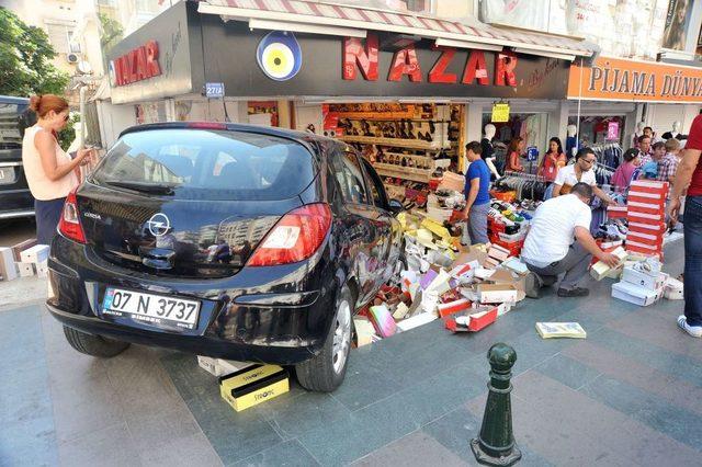 Fren Yerine Gaza Basan Kadın S&uuml;r&uuml;c&uuml;, Ayakkabı D&uuml;kk&acirc;nına Girdi 1