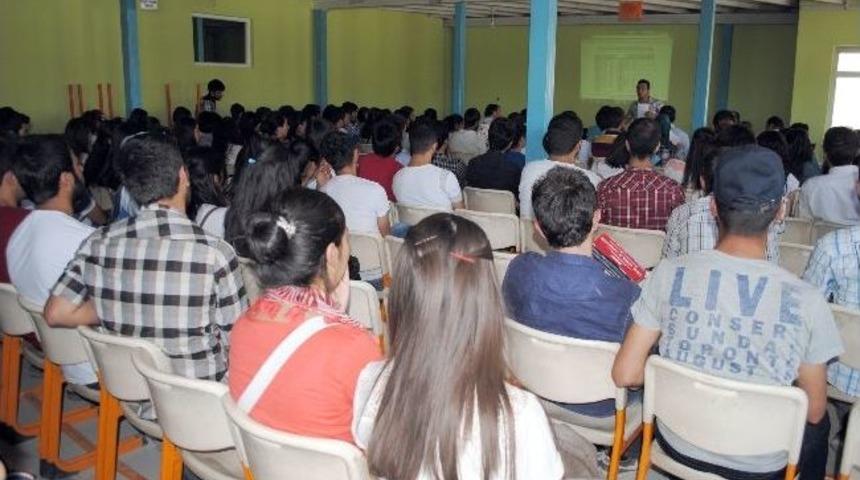 Y&uuml;ksekova&rsquo;da &Uuml;niversite Adaylarına Tercih Semineri