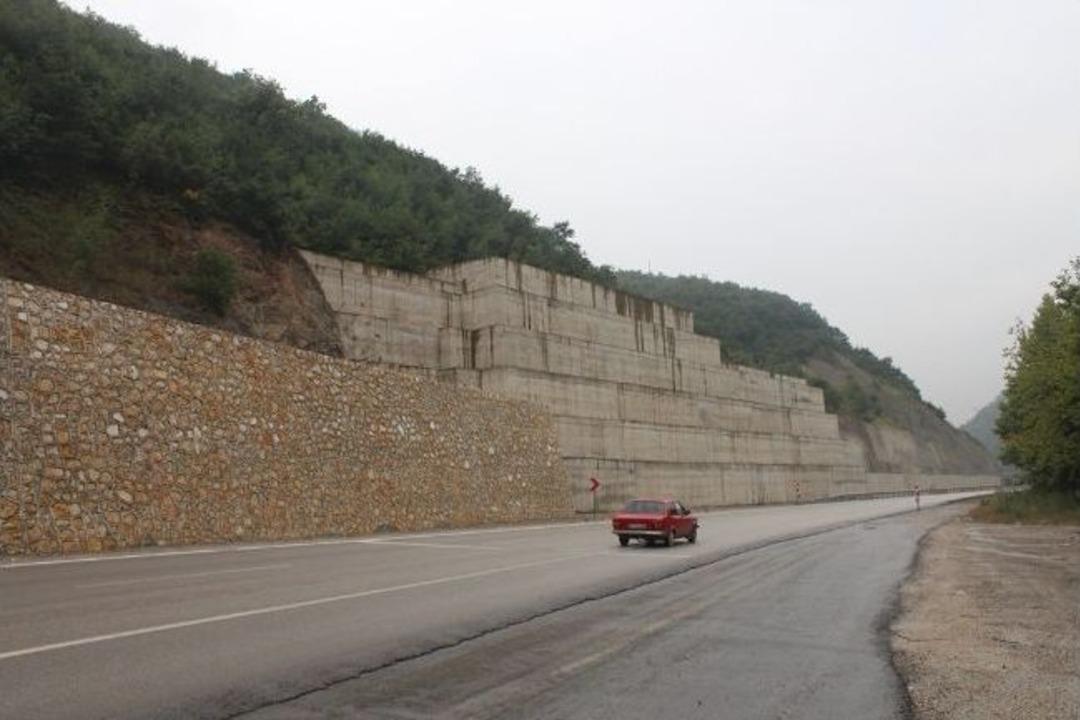 Bir T&uuml;rl&uuml; Bitirelemeyen Mezitler&rsquo;e &Ccedil;in Seddi Gibi İstinat Duvarı