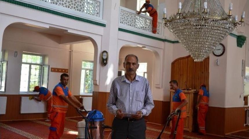 Camilerde Ramazan Temizliği Yapıldı