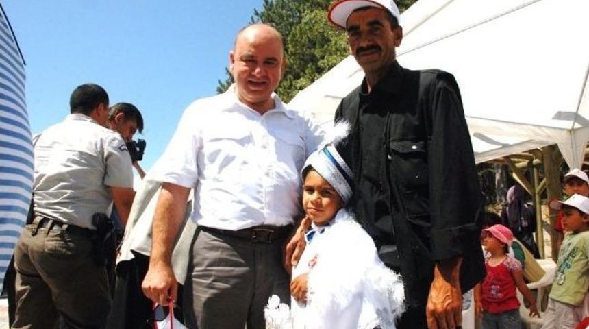 Gediz'de 20 &Ccedil;ocuk Toplu S&uuml;nnet Ettirildi