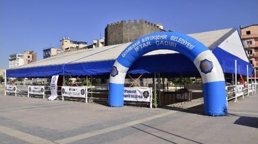 Diyarbakır B&uuml;y&uuml;kşehir Belediyesi 4 Yerde İftar &Ccedil;adırı Kurdu