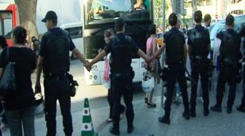 Polis Taksim Meydanı'na Girişleri Engelledi