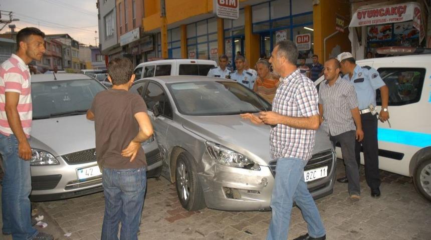 Otomobilin Camını Ayakkabı Boyasıyla Boyayan Ka&ccedil;ak&ccedil;ılar Polisten Ka&ccedil;amadı