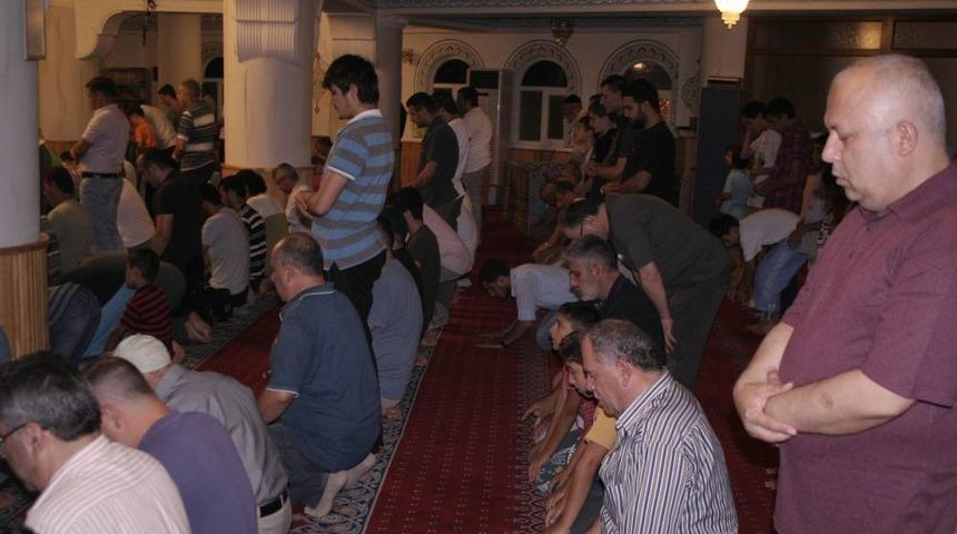 İzmir'de Ilk Teravih Coşkusu