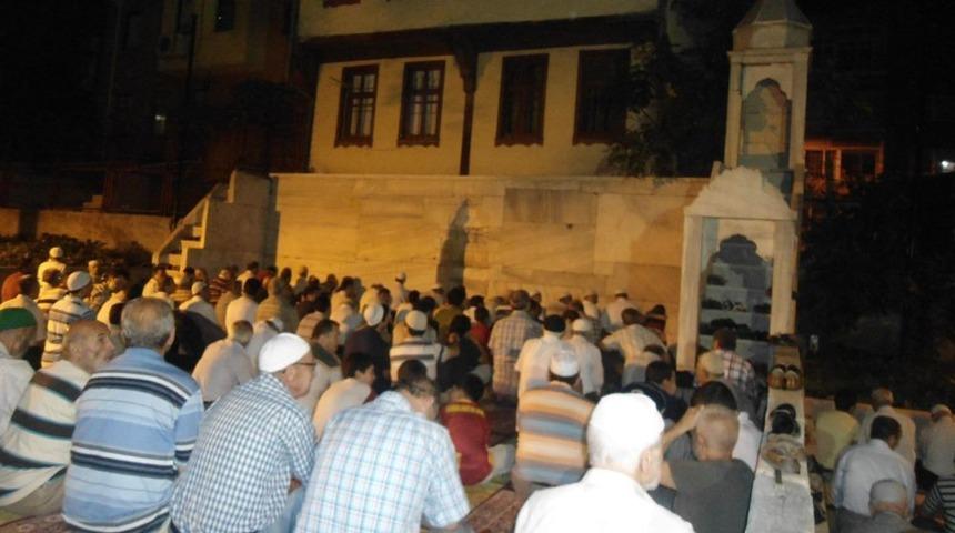 Bursa'da Ilk Teravihte Camiler Doldu Taştı