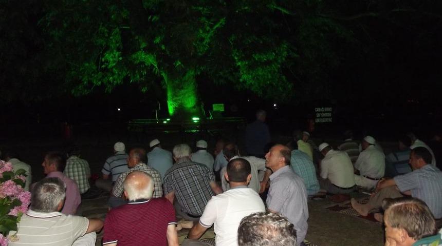 Ramazan&rsquo;ın Ilk Teravisi 3 Bu&ccedil;uk Asırlık &Ccedil;ınar Altında Kılındı
