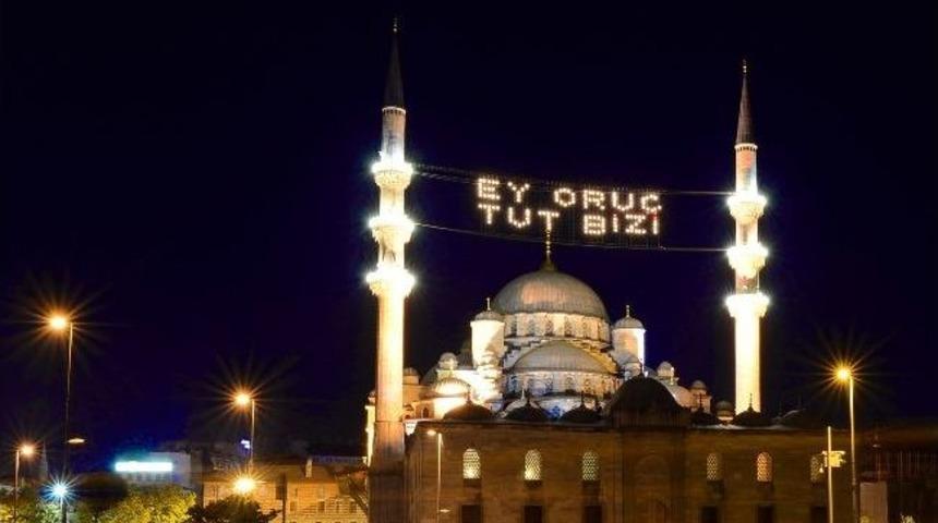 İstanbul'daki Mahyalar Yanmaya Başladı