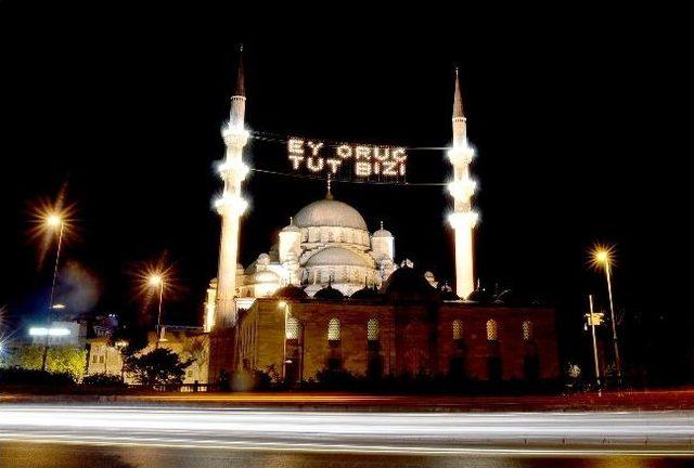 İstanbul daki Mahyalar Yanmaya Başladı 1