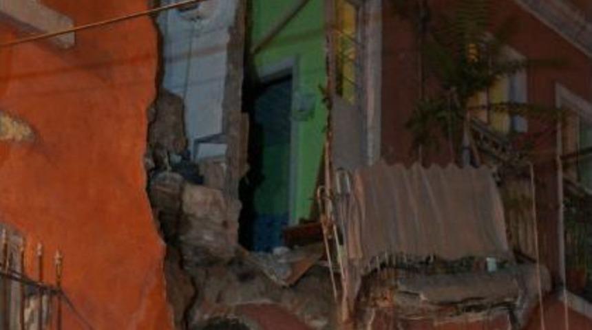 Beyoğlu'nda Iki Ailenin Yaşadığı Binanın Cephe Duvarı Yıkıldı