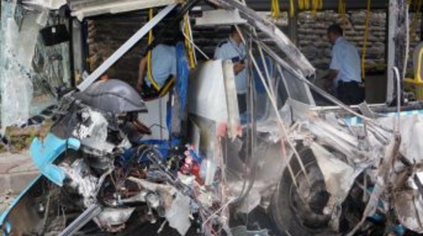 &Ouml;zel halk otob&uuml;s&uuml; kaza yaptı: 2&rsquo;si ağır 20 yaralı