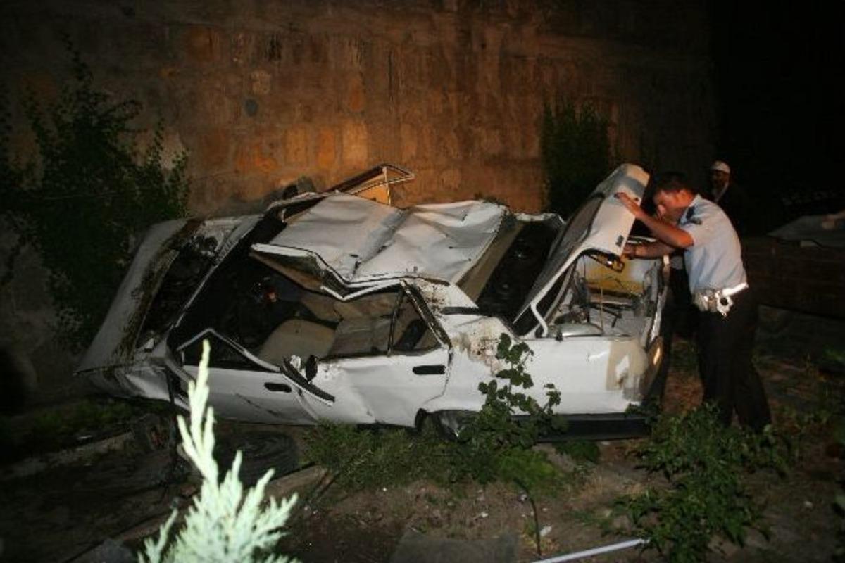 Otomobil Takla Atarak İstinat Duvarından D&uuml;şt&uuml;: 2 Yaralı