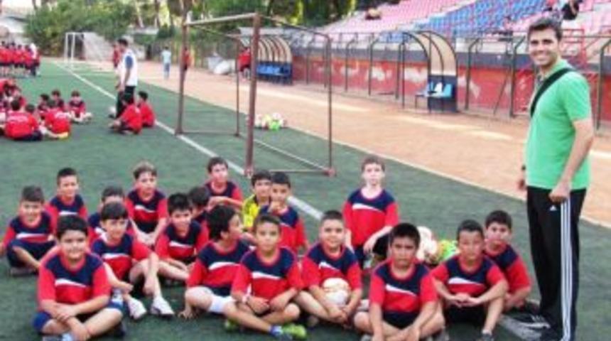 Futbol Yaz Okulu&rsquo;nda Sıcağa Rağmen Yoğun Mesai