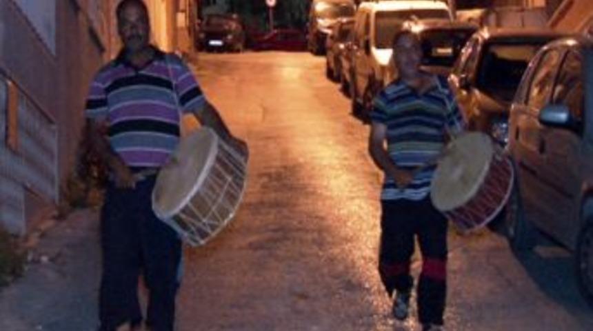 İzmir&rsquo;de Ramazan Davulcuları İş Başı Yaptı