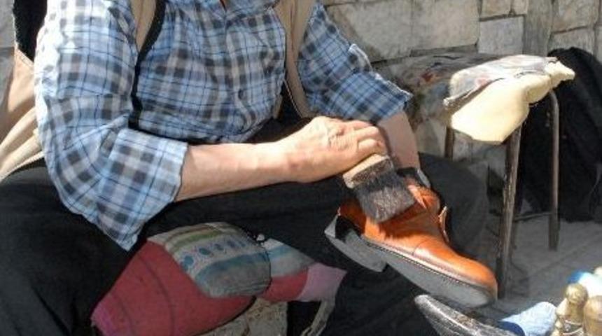 28 Yıldır Ayakkabı Boyuyor