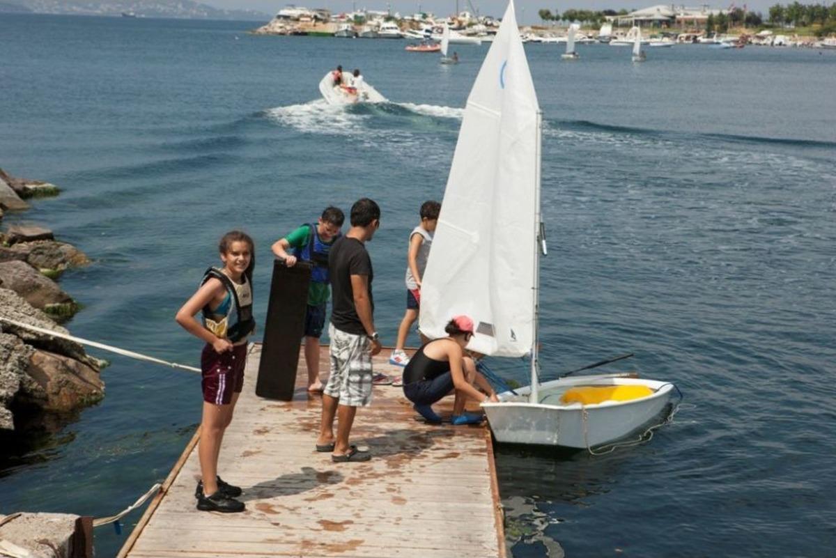 &Ccedil;ocuklar Yazın Sıcaklığını Yelken &Ouml;ğrenerek Atıyor